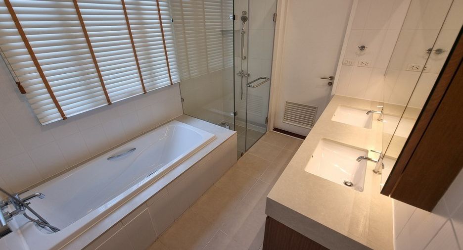 For rent 3 bedrooms condo in Watthana, Bangkok