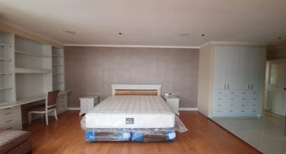 For sale 3 bedrooms condo in Watthana, Bangkok