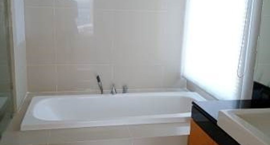 For sale 3 bedrooms condo in Khlong Toei, Bangkok