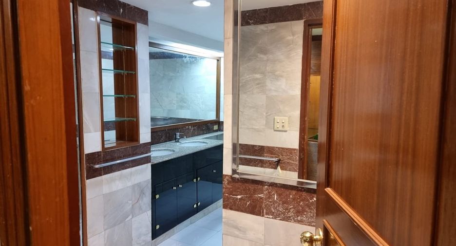 For sale 3 bedrooms condo in Khlong Toei, Bangkok