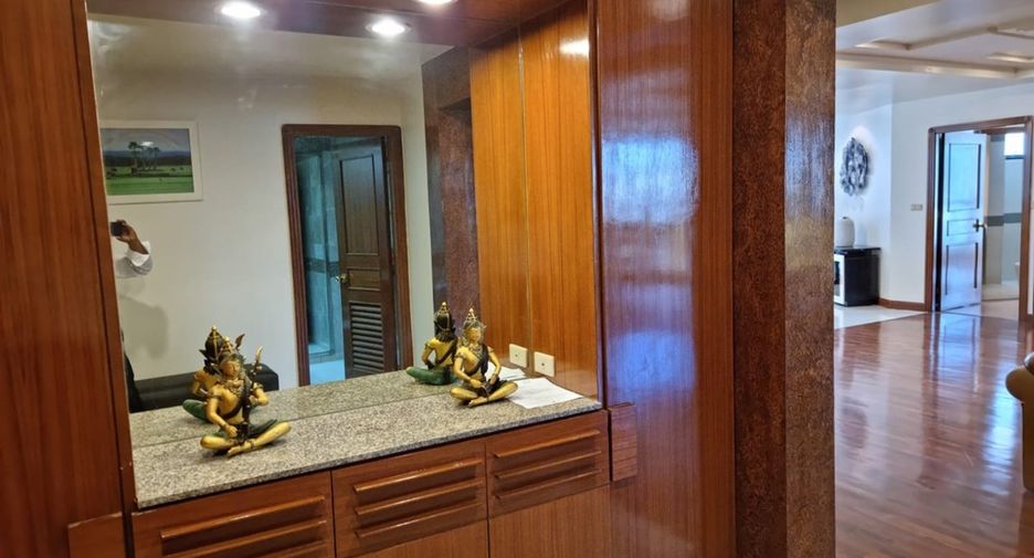 For sale 3 bedrooms condo in Khlong Toei, Bangkok