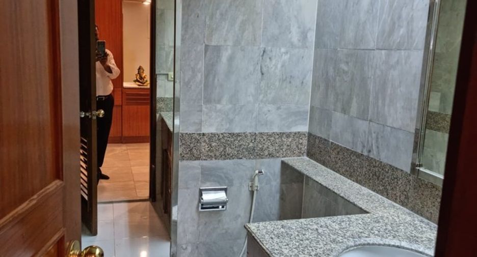 For sale 3 bedrooms condo in Khlong Toei, Bangkok