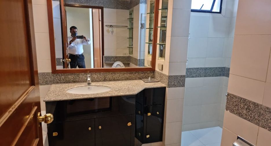 For sale 3 bedrooms condo in Khlong Toei, Bangkok