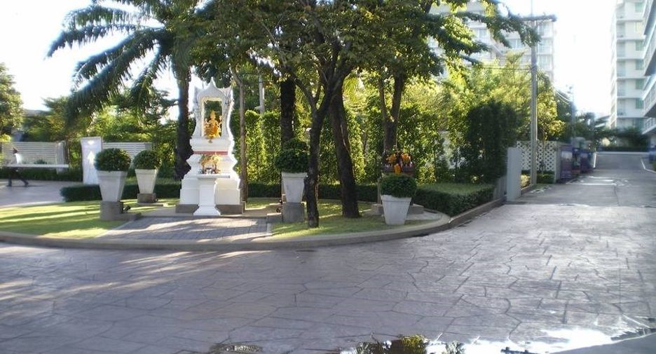 For sale 1 bed condo in Khlong Toei, Bangkok