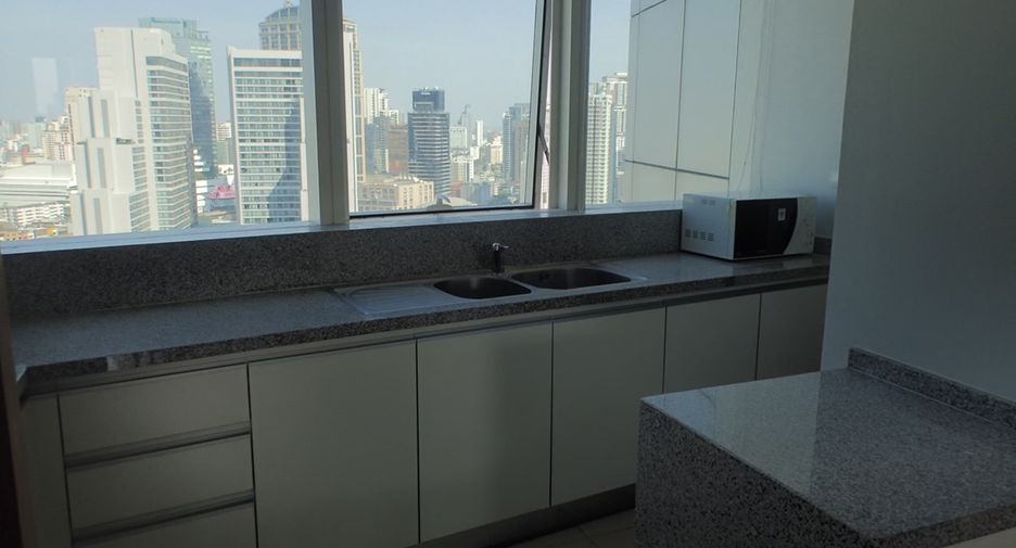 For rent 2 bedrooms condo in Khlong Toei, Bangkok