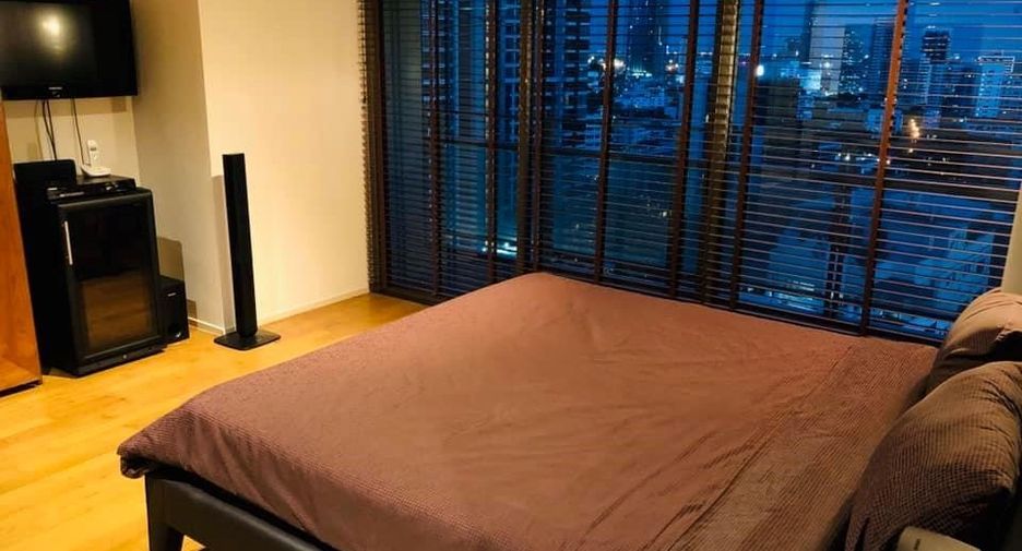 For sale 3 bedrooms condo in Khlong Toei, Bangkok