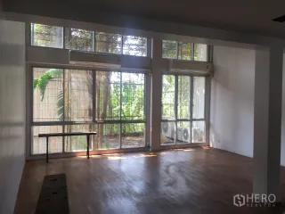 For rent 4 bedrooms townhouse in Yan Nawa, Bangkok