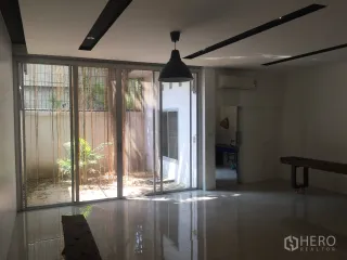 For rent 4 bedrooms townhouse in Yan Nawa, Bangkok