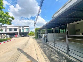 Casa adosada en venta de 3 habitaciones en Khlong Sam Wa, Bangkok