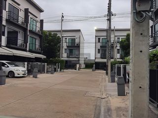 À vendre 3 chambres maison de ville à Bang Bua Thong, Nonthaburi