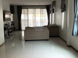 For sale 4 bedrooms townhouse in Phra Khanong, Bangkok