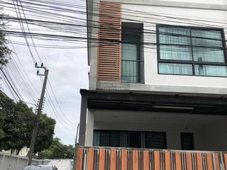For sale 4 bedrooms townhouse in Phra Khanong, Bangkok