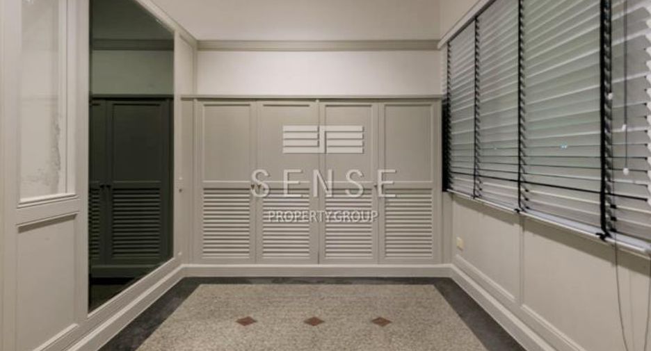 For rent 5 bedrooms townhouse in Watthana, Bangkok
