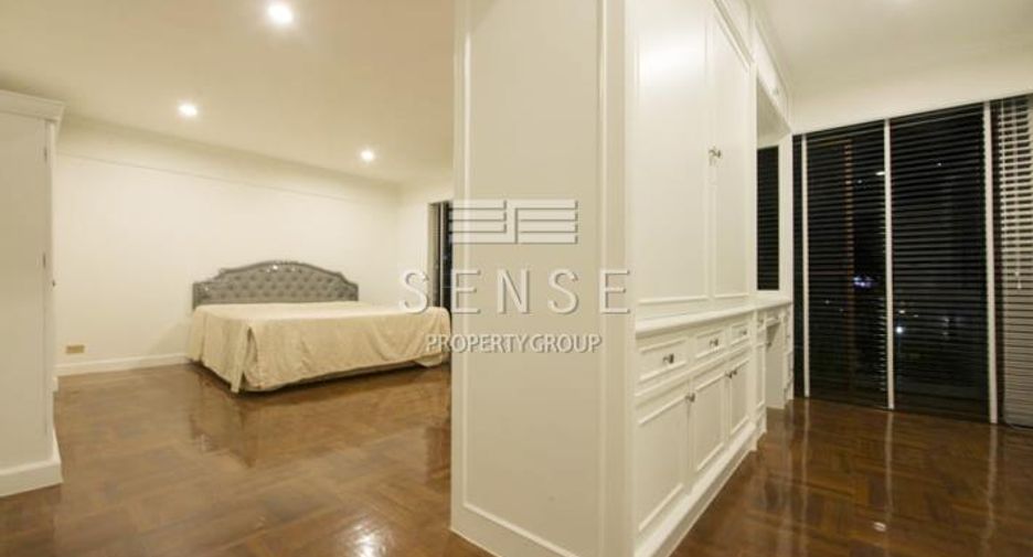 For rent 5 bedrooms townhouse in Watthana, Bangkok