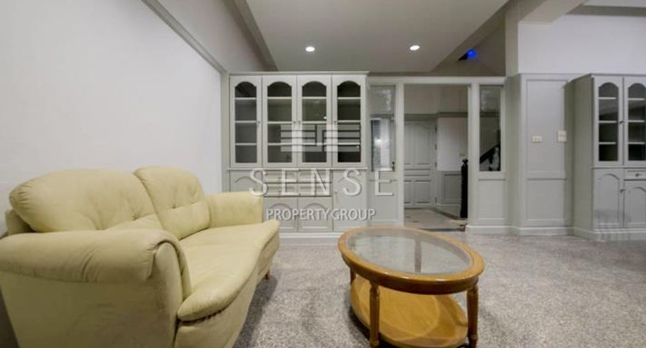 For rent 5 bedrooms townhouse in Watthana, Bangkok
