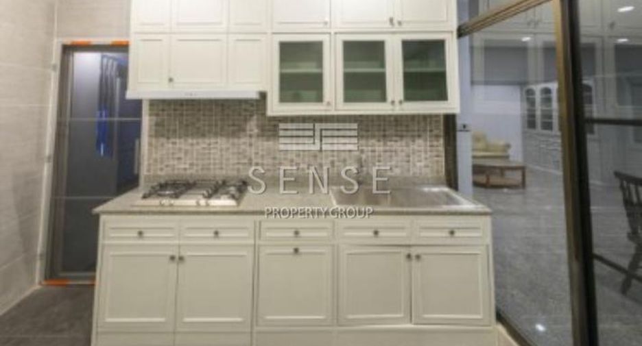 For rent 5 bedrooms townhouse in Watthana, Bangkok