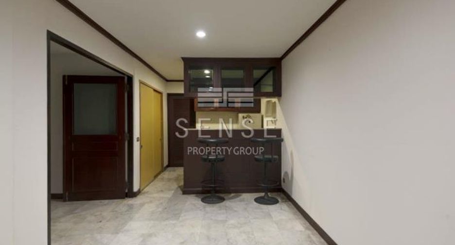 For rent 5 bedrooms townhouse in Watthana, Bangkok