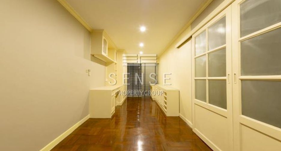 For rent 5 bedrooms townhouse in Watthana, Bangkok