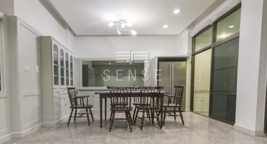 For rent 5 bedrooms townhouse in Watthana, Bangkok
