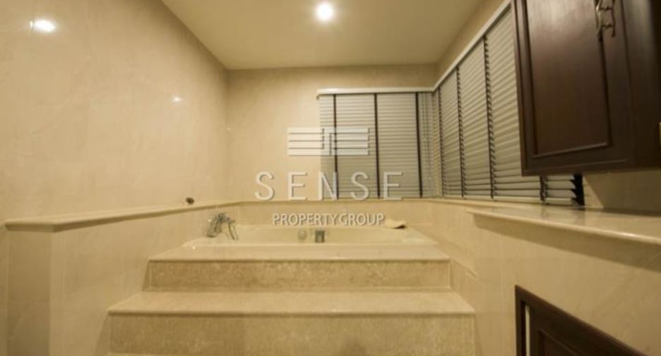 For rent 5 bedrooms townhouse in Watthana, Bangkok