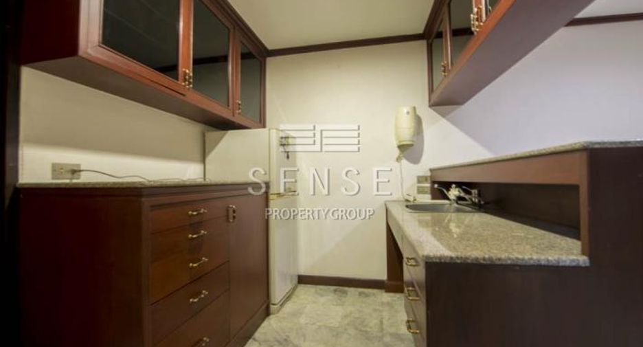 For rent 5 bedrooms townhouse in Watthana, Bangkok