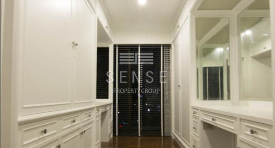 For rent 5 bedrooms townhouse in Watthana, Bangkok