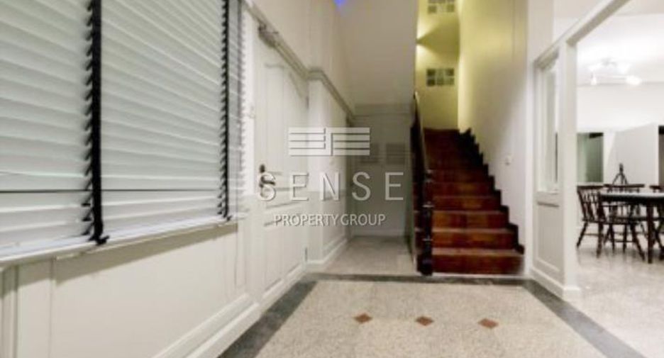 For rent 5 bedrooms townhouse in Watthana, Bangkok