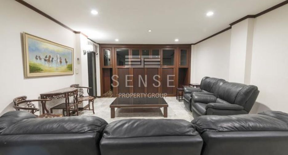 For rent 5 bedrooms townhouse in Watthana, Bangkok