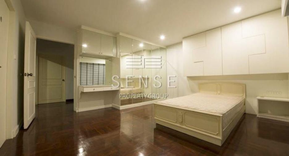 For rent 5 bedrooms townhouse in Watthana, Bangkok