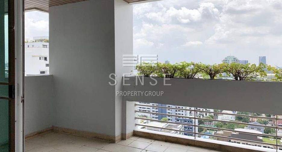 Condo en alquiler de 3 habitaciones en Khlong Toei, Bangkok