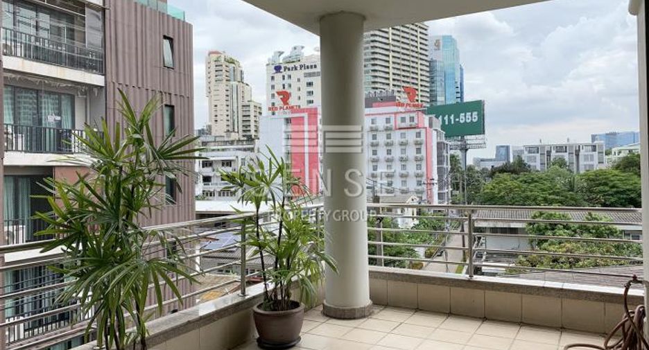 For rent 3 bedrooms condo in Khlong Toei, Bangkok