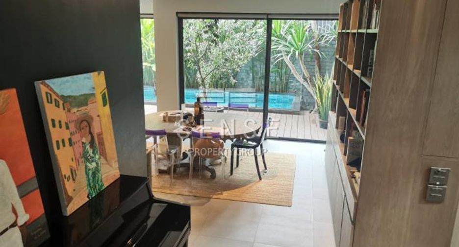 For rent 4 bedrooms house in Watthana, Bangkok