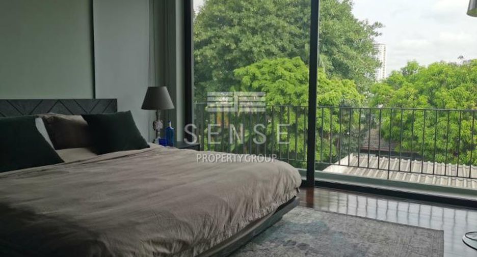 For rent 4 bedrooms house in Watthana, Bangkok