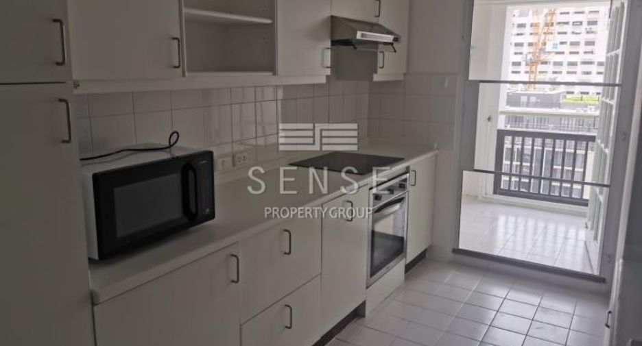 For rent 3 bedrooms condo in Pathum Wan, Bangkok