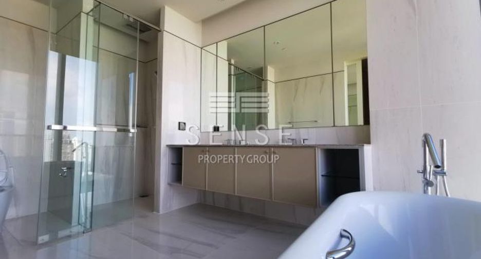 Condo en alquiler de 3 habitaciones en Khlong Toei, Bangkok