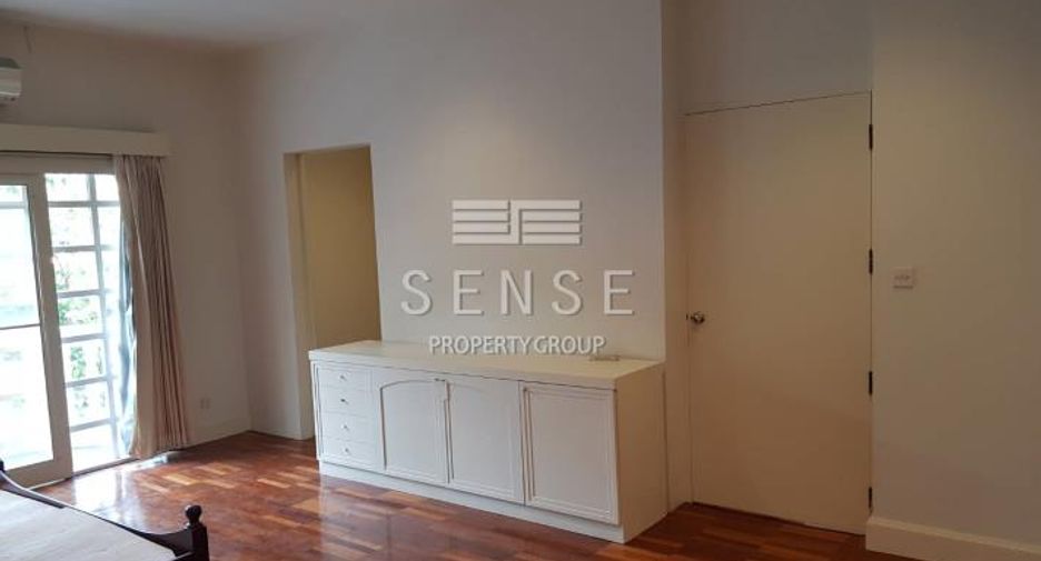 For rent 3 bedrooms townhouse in Watthana, Bangkok