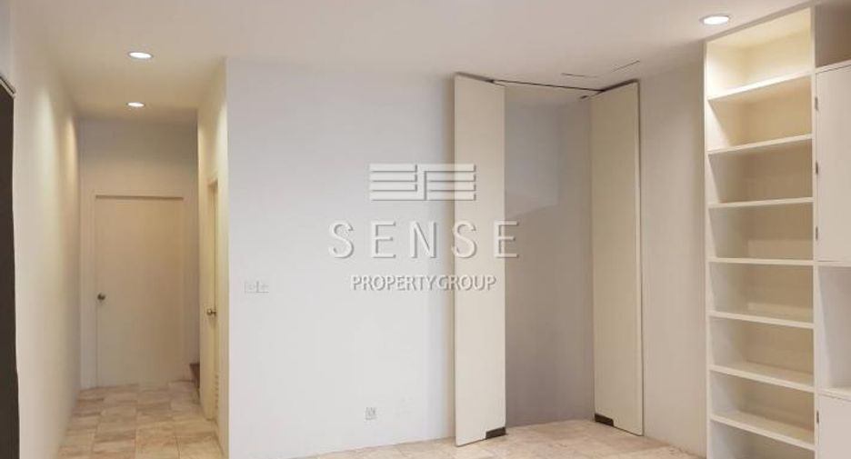 For rent 3 bedrooms townhouse in Watthana, Bangkok