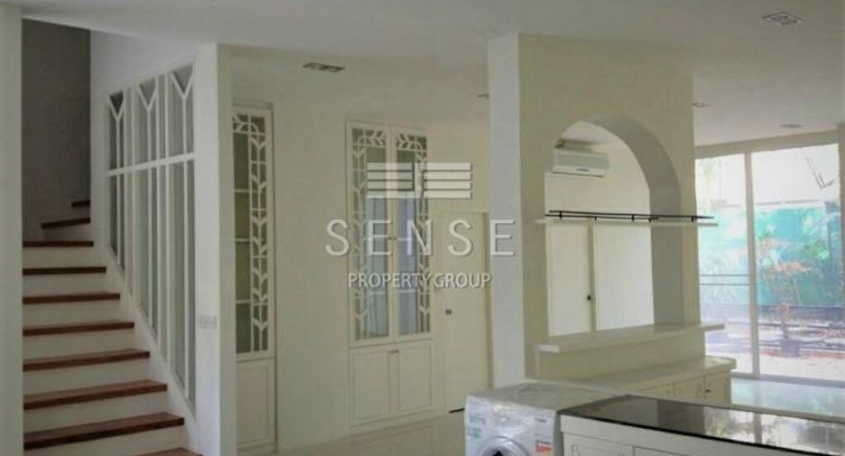 For rent 3 bedrooms townhouse in Watthana, Bangkok