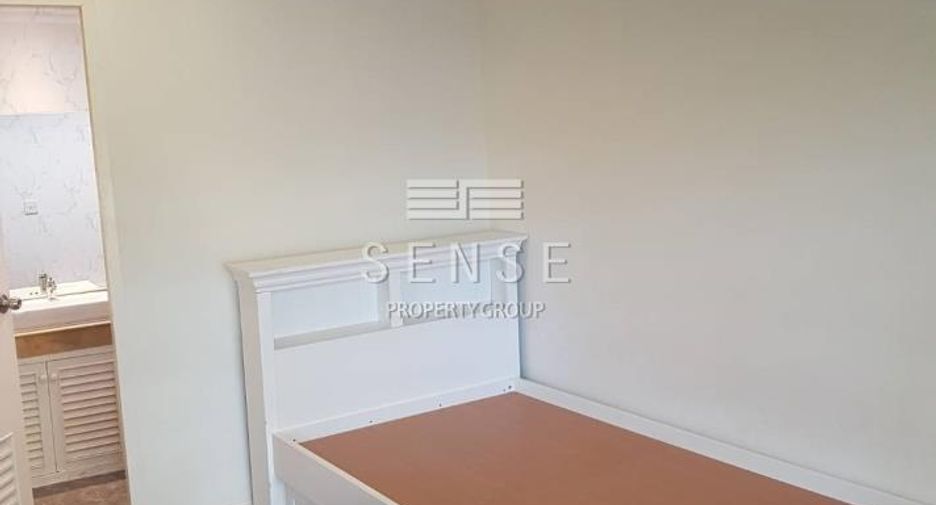 For rent 3 bedrooms townhouse in Watthana, Bangkok