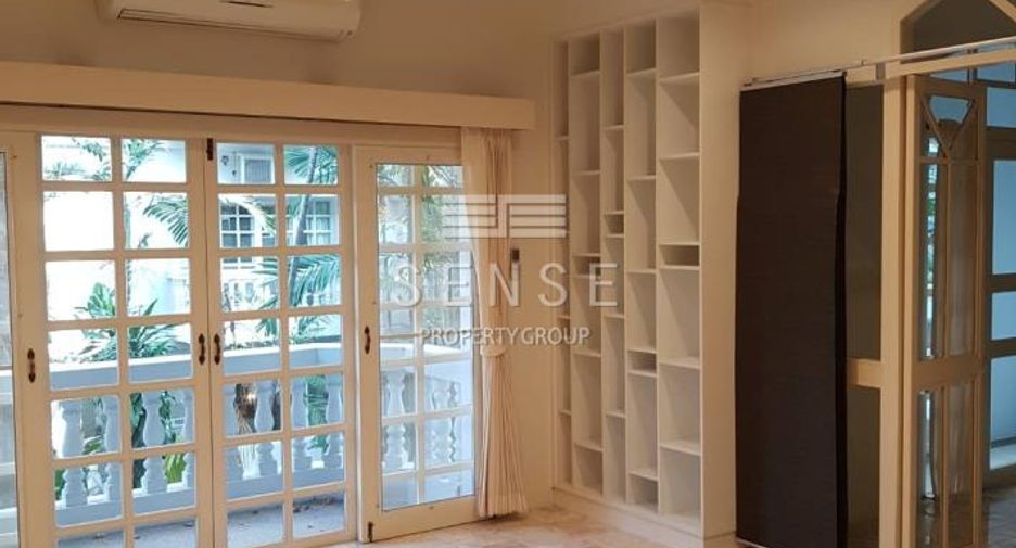 For rent 3 bedrooms townhouse in Watthana, Bangkok