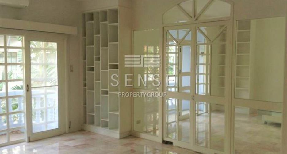 For rent 3 bedrooms townhouse in Watthana, Bangkok