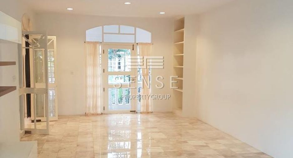 For rent 3 bedrooms townhouse in Watthana, Bangkok