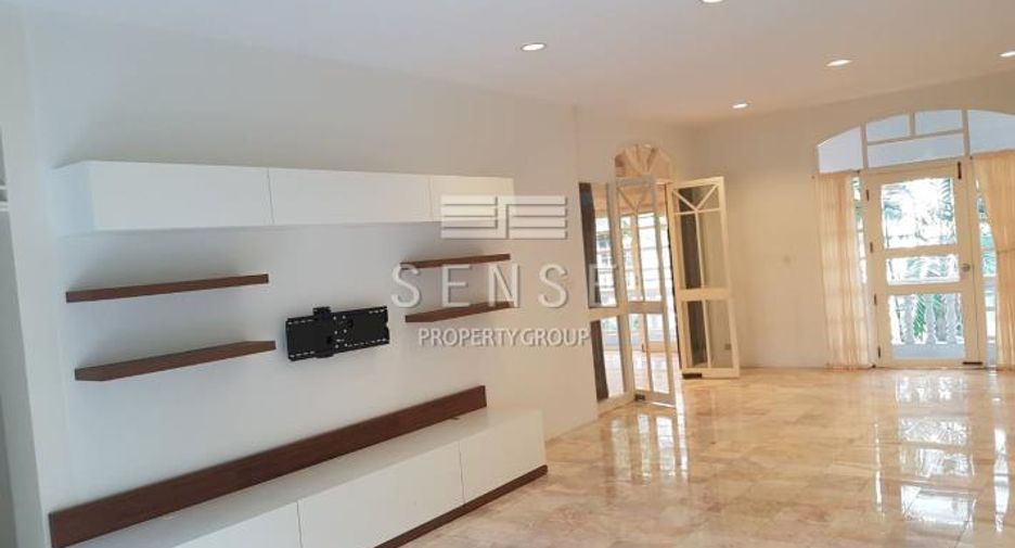 For rent 3 bedrooms townhouse in Watthana, Bangkok