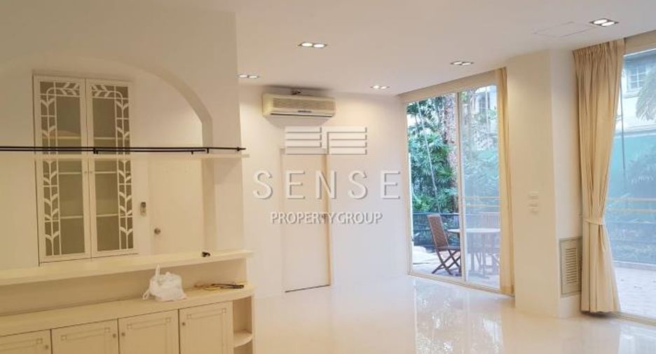 For rent 3 bedrooms townhouse in Watthana, Bangkok
