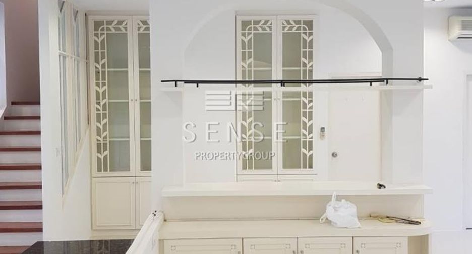 For rent 3 bedrooms townhouse in Watthana, Bangkok