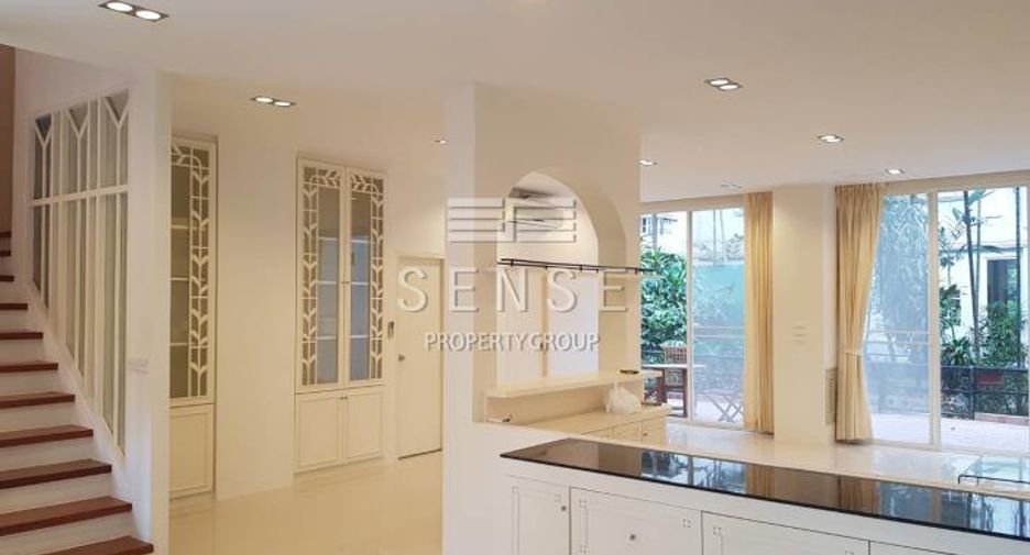 For rent 3 bedrooms townhouse in Watthana, Bangkok
