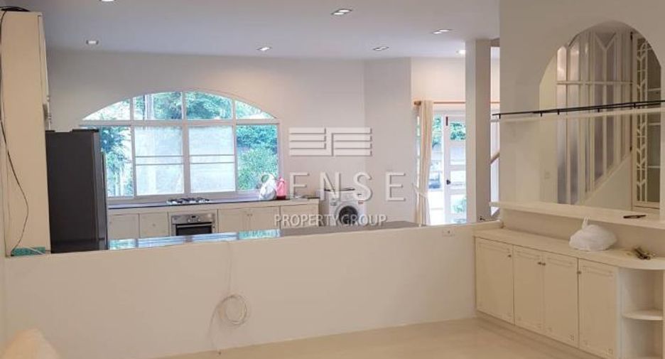 For rent 3 bedrooms townhouse in Watthana, Bangkok