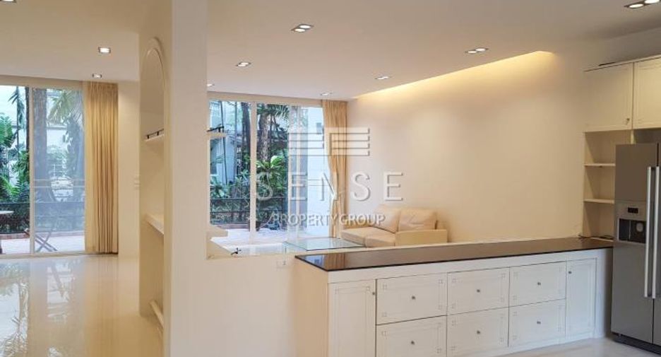 For rent 3 bedrooms townhouse in Watthana, Bangkok