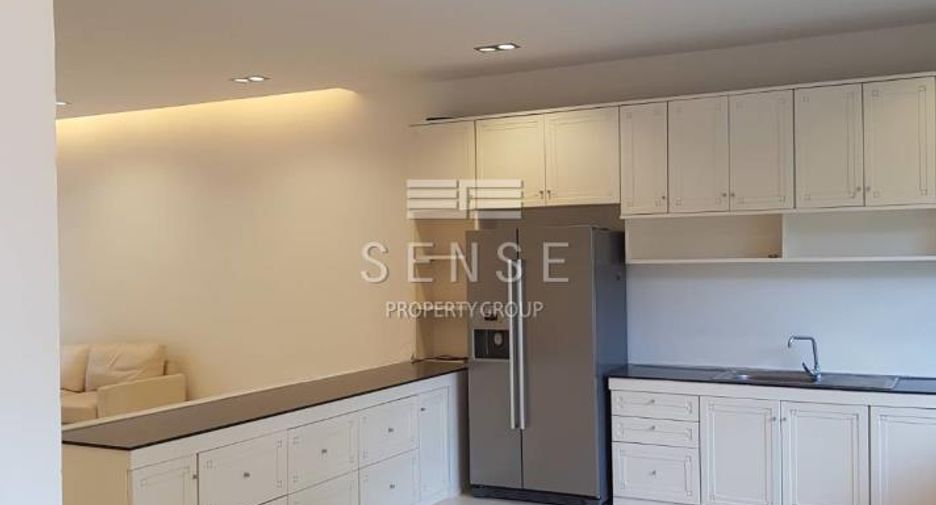 For rent 3 bedrooms townhouse in Watthana, Bangkok