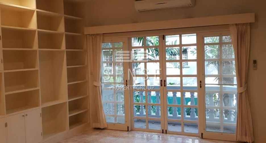 For rent 3 bedrooms townhouse in Watthana, Bangkok